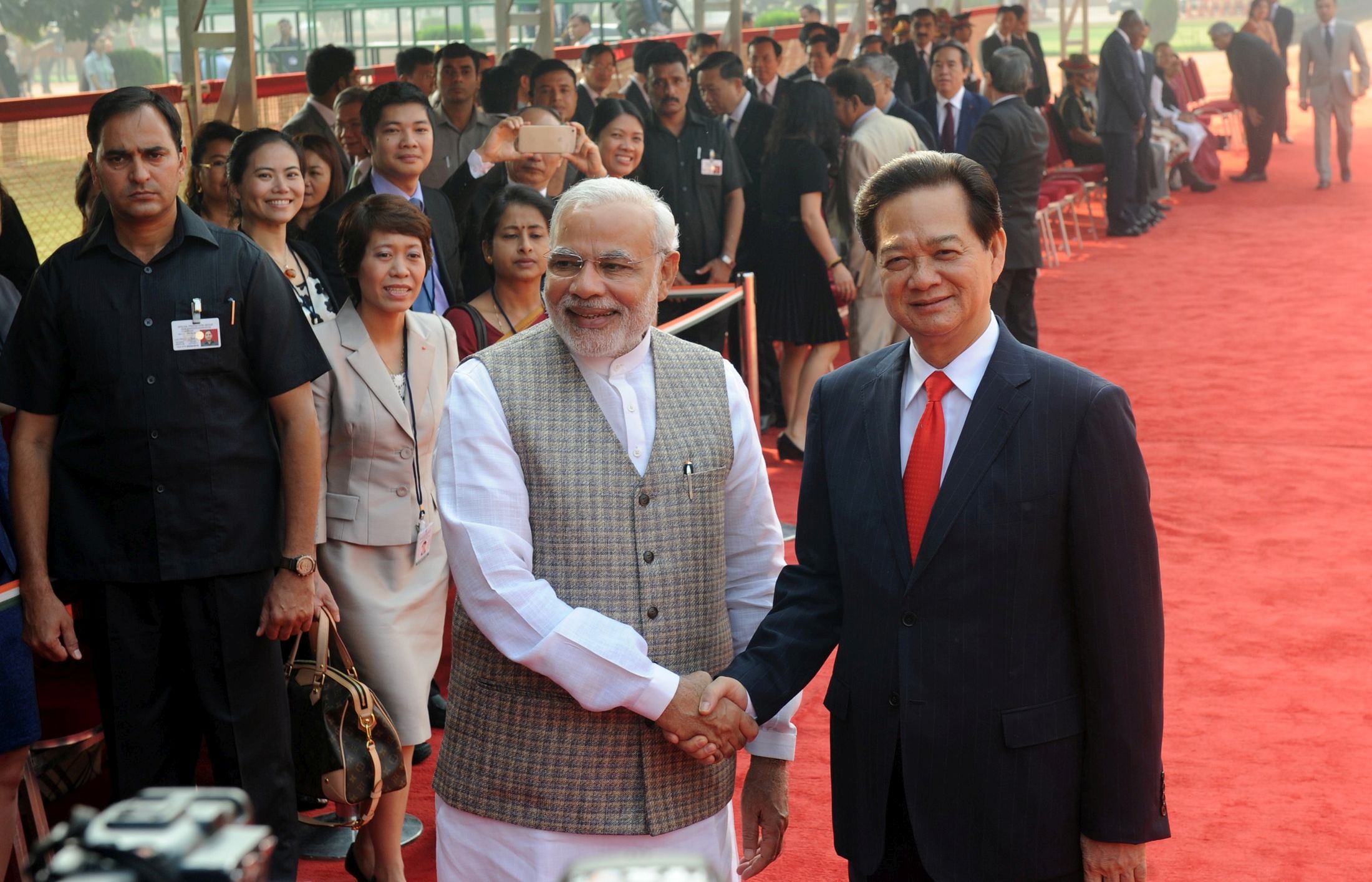 PM greets Prime Minister of Vietnam